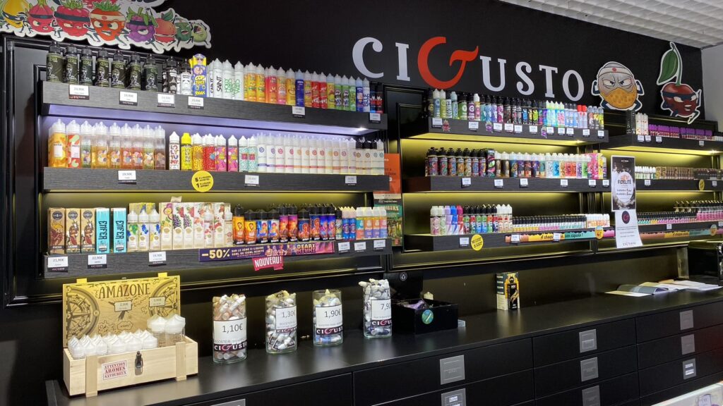 Vue intérieure de la boutique Cigusto au Centre Commercial Médicis à Allonnes (Sarthe, 72).