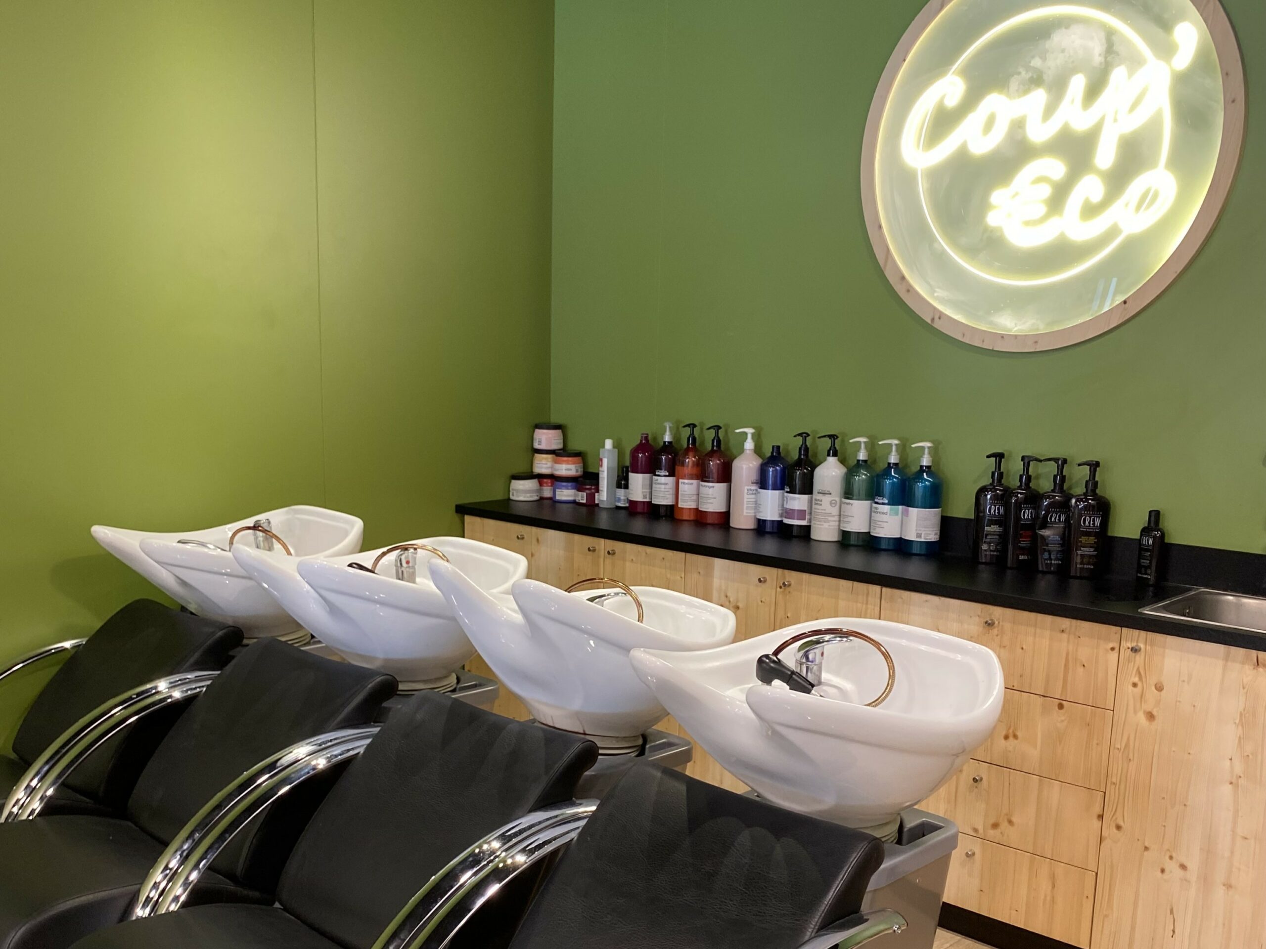 Vue intérieure du salon de coiffure Coup'€co au Centre Commercial Médicis à Allonnes (Sarthe, 72).